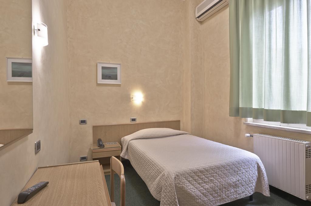 Hotel Valentini Inn Фолиньо Стая снимка